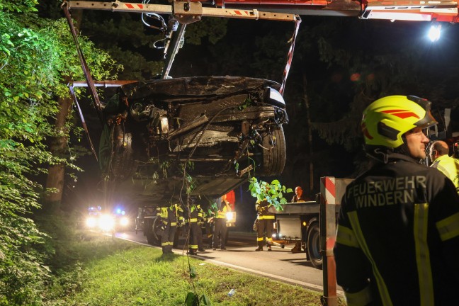 Auto bei Laakirchen von Gmundener Strae abgekommen und in Struchern am Waldrand gelandet