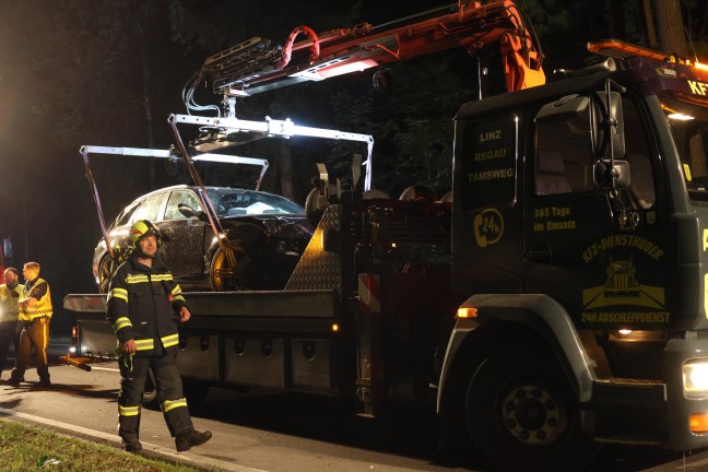 Auto bei Laakirchen von Gmundener Strae abgekommen und in Struchern am Waldrand gelandet