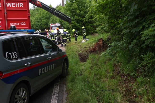 Auto in Seitenlage: Schwerer Verkehrsunfall auf Hausruckstrae bei Pilsbach