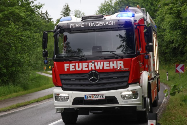 Auto in Seitenlage: Schwerer Verkehrsunfall auf Hausruckstrae bei Pilsbach