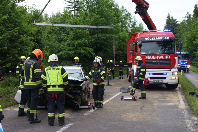 Auto in Seitenlage: Schwerer Verkehrsunfall auf Hausruckstrae bei Pilsbach