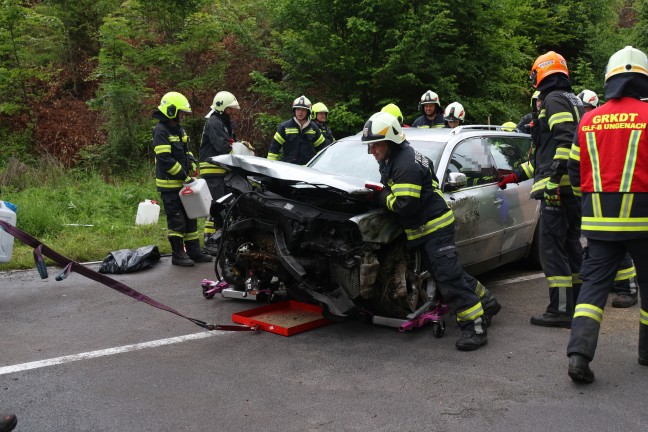 Auto in Seitenlage: Schwerer Verkehrsunfall auf Hausruckstrae bei Pilsbach