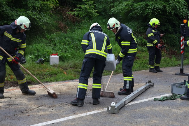 Auto in Seitenlage: Schwerer Verkehrsunfall auf Hausruckstrae bei Pilsbach