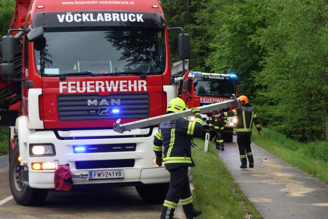 Auto in Seitenlage: Schwerer Verkehrsunfall auf Hausruckstrae bei Pilsbach