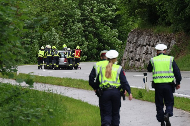 Auto in Seitenlage: Schwerer Verkehrsunfall auf Hausruckstrae bei Pilsbach