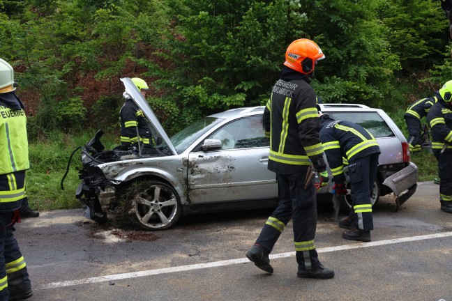 Auto in Seitenlage: Schwerer Verkehrsunfall auf Hausruckstrae bei Pilsbach