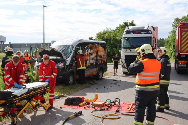 Personenrettung nach schwerem Crash zwischen Kleintransporter und LKW in Wels-Schafwiesen