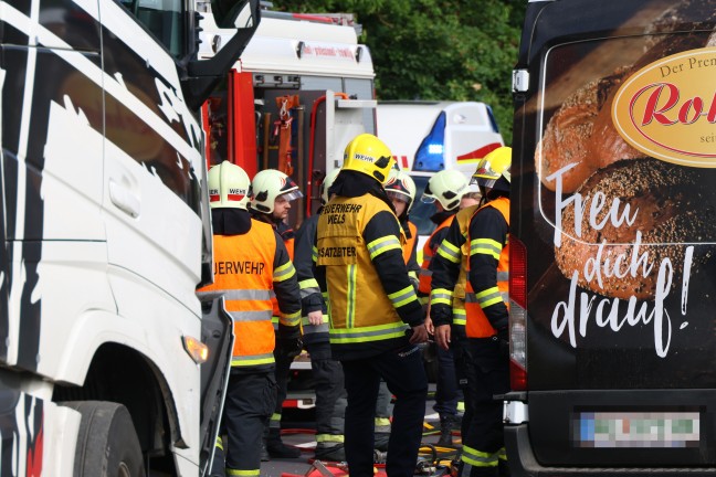 Personenrettung nach schwerem Crash zwischen Kleintransporter und LKW in Wels-Schafwiesen