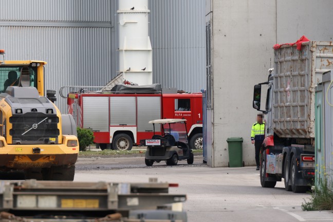 Feuerwehren bei Brand bei einem Abfallentsorgungsunternehmen in Wels-Schafwiesen im Einsatz