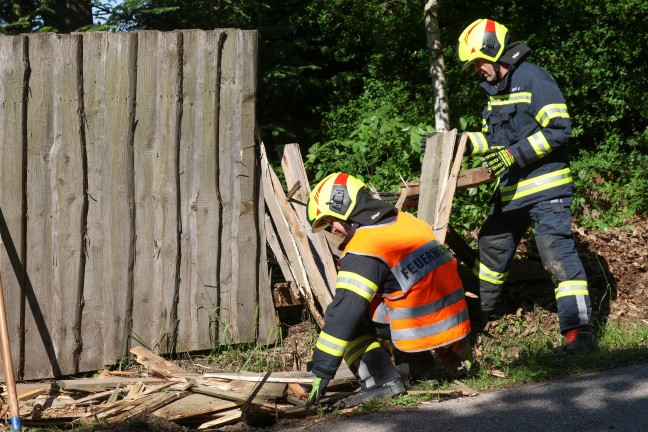 Brett durchbohrte Windschutzscheibe: Auto bei Verkehrsunfall in Gunskirchen gegen Zaun berschlagen