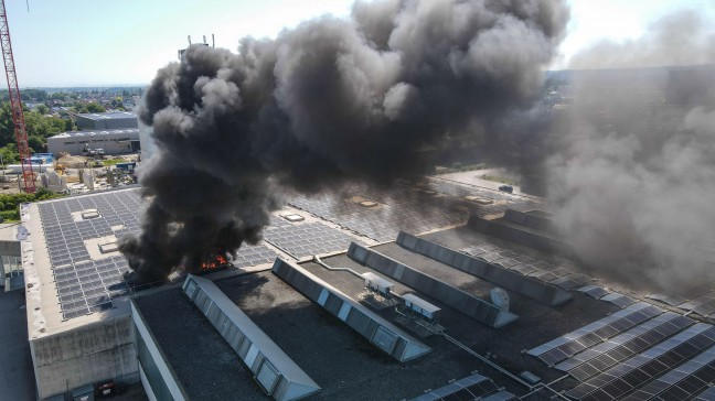 Rauchsule sichtbar: Brand einer Photovoltaikanlage am Dach eines Firmengebudes in Marchtrenk