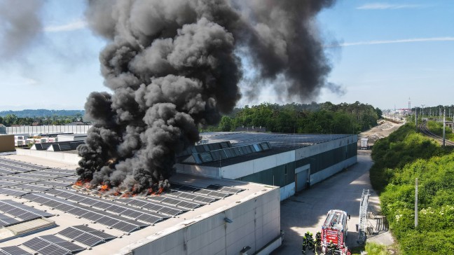 Rauchsule sichtbar: Brand einer Photovoltaikanlage am Dach eines Firmengebudes in Marchtrenk