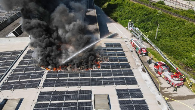 Rauchsule sichtbar: Brand einer Photovoltaikanlage am Dach eines Firmengebudes in Marchtrenk