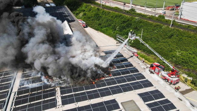 Rauchsule sichtbar: Brand einer Photovoltaikanlage am Dach eines Firmengebudes in Marchtrenk