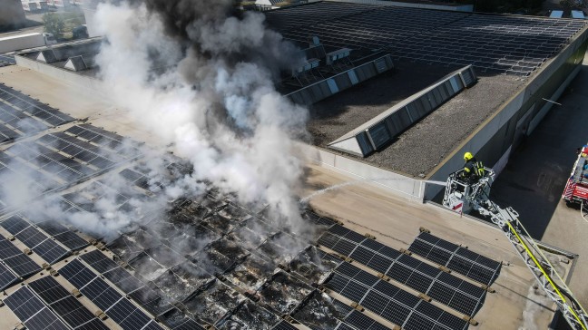 Rauchsule sichtbar: Brand einer Photovoltaikanlage am Dach eines Firmengebudes in Marchtrenk