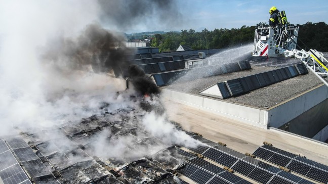 Rauchsule sichtbar: Brand einer Photovoltaikanlage am Dach eines Firmengebudes in Marchtrenk