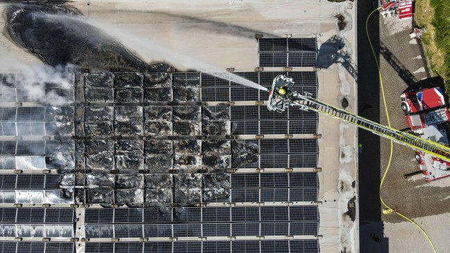 Rauchsule sichtbar: Brand einer Photovoltaikanlage am Dach eines Firmengebudes in Marchtrenk
