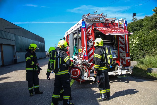 Rauchsule sichtbar: Brand einer Photovoltaikanlage am Dach eines Firmengebudes in Marchtrenk