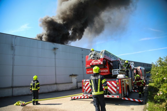 Rauchsule sichtbar: Brand einer Photovoltaikanlage am Dach eines Firmengebudes in Marchtrenk