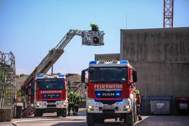 Rauchsule sichtbar: Brand einer Photovoltaikanlage am Dach eines Firmengebudes in Marchtrenk