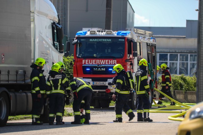 Rauchsule sichtbar: Brand einer Photovoltaikanlage am Dach eines Firmengebudes in Marchtrenk