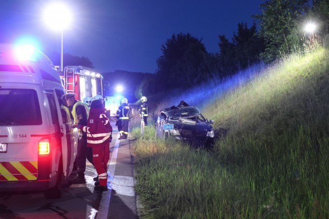Personenrettung nach schwerem Verkehrsunfall auf Scharnsteiner Strae bei Gschwandt