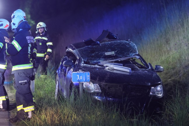 Personenrettung nach schwerem Verkehrsunfall auf Scharnsteiner Strae bei Gschwandt