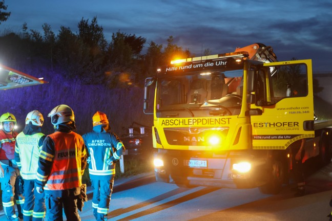 Personenrettung nach schwerem Verkehrsunfall auf Scharnsteiner Strae bei Gschwandt
