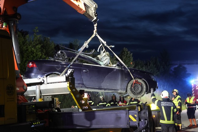 Personenrettung nach schwerem Verkehrsunfall auf Scharnsteiner Strae bei Gschwandt