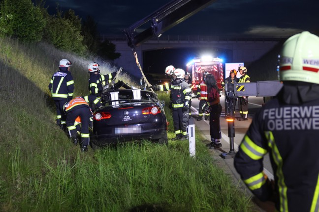 Personenrettung nach schwerem Verkehrsunfall auf Scharnsteiner Strae bei Gschwandt