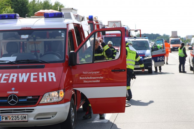 Schwer verletzt: Motorradfahrer auf Westautobahn bei Laakirchen gegen Heck eines Fahrzeuges geprallt