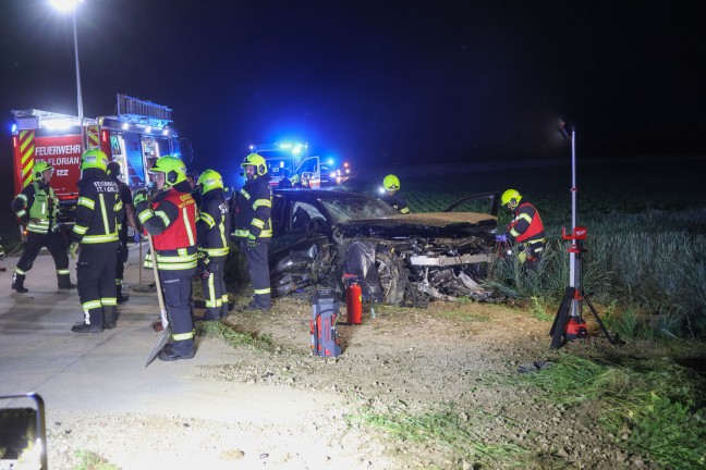 Schwer verletzt: Auto bei Unfall in St. Florian frontal gegen Wasserdurchlass geprallt