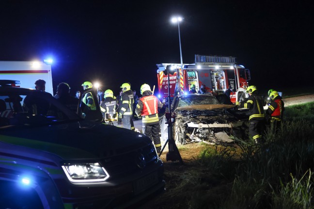 Schwer verletzt: Auto bei Unfall in St. Florian frontal gegen Wasserdurchlass geprallt
