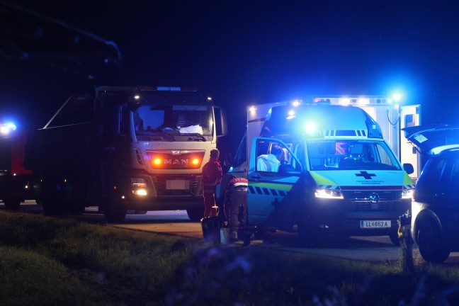 Schwer verletzt: Auto bei Unfall in St. Florian frontal gegen Wasserdurchlass geprallt
