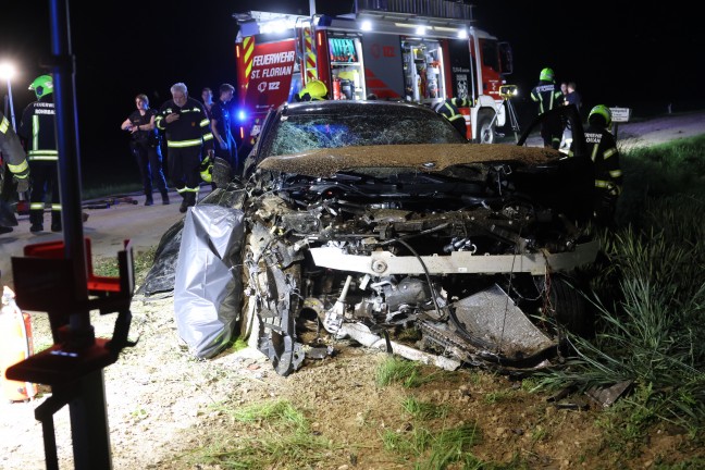 Schwer verletzt: Auto bei Unfall in St. Florian frontal gegen Wasserdurchlass geprallt