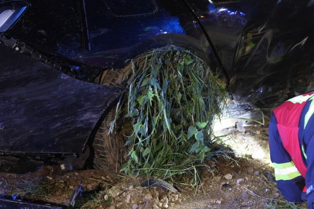 Schwer verletzt: Auto bei Unfall in St. Florian frontal gegen Wasserdurchlass geprallt
