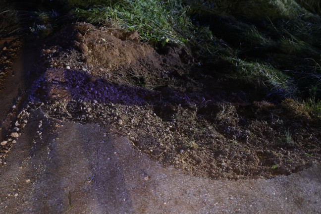 Schwer verletzt: Auto bei Unfall in St. Florian frontal gegen Wasserdurchlass geprallt