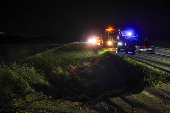 Schwer verletzt: Auto bei Unfall in St. Florian frontal gegen Wasserdurchlass geprallt
