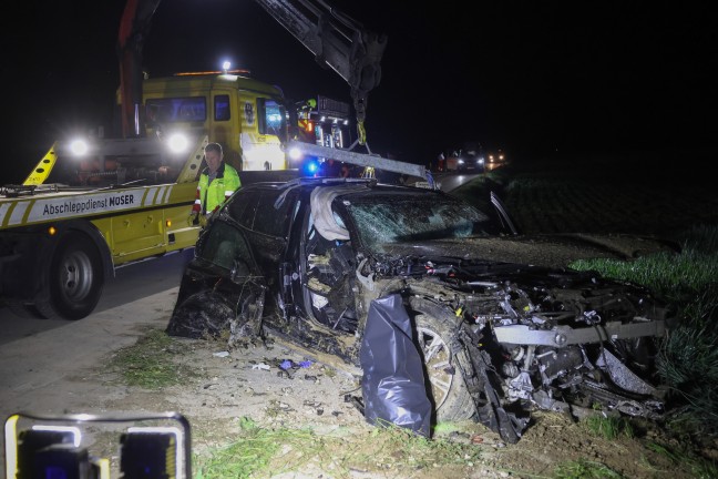 Schwer verletzt: Auto bei Unfall in St. Florian frontal gegen Wasserdurchlass geprallt