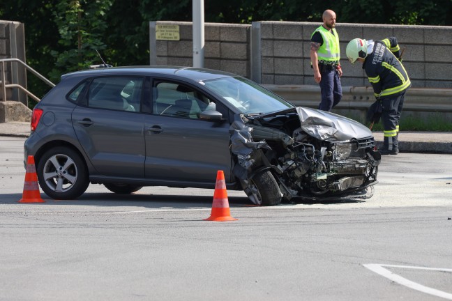 Kreuzungscrash zwischen zwei PKW auf Pyhrnpass Strae in Thalheim bei Wels fordert einen Verletzten
