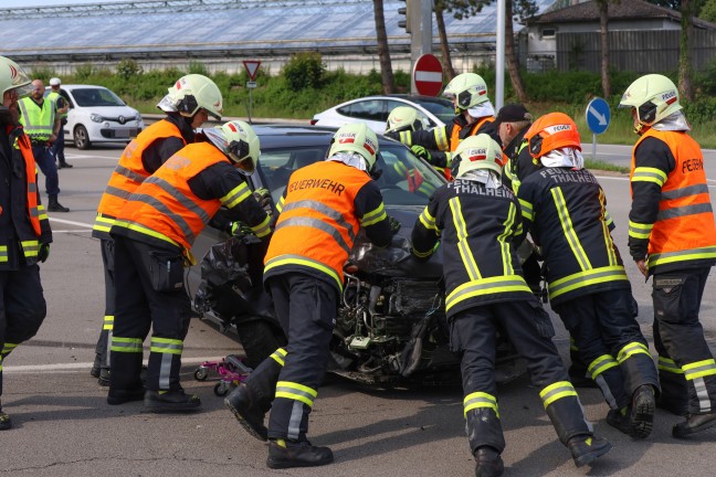 Kreuzungscrash zwischen zwei PKW auf Pyhrnpass Strae in Thalheim bei Wels fordert einen Verletzten