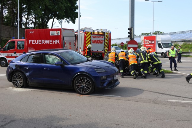 Kreuzungscrash zwischen zwei PKW auf Pyhrnpass Strae in Thalheim bei Wels fordert einen Verletzten