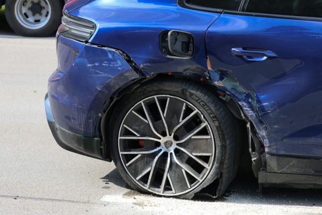 Kreuzungscrash zwischen zwei PKW auf Pyhrnpass Strae in Thalheim bei Wels fordert einen Verletzten