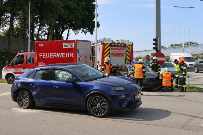 Kreuzungscrash zwischen zwei PKW auf Pyhrnpass Strae in Thalheim bei Wels fordert einen Verletzten