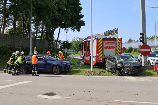Kreuzungscrash zwischen zwei PKW auf Pyhrnpass Strae in Thalheim bei Wels fordert einen Verletzten