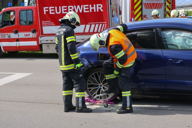 Kreuzungscrash zwischen zwei PKW auf Pyhrnpass Strae in Thalheim bei Wels fordert einen Verletzten