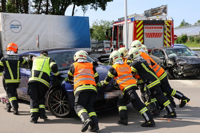 Kreuzungscrash zwischen zwei PKW auf Pyhrnpass Strae in Thalheim bei Wels fordert einen Verletzten