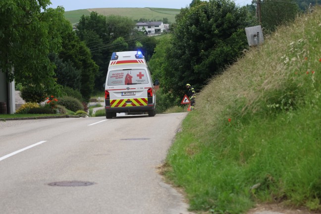 Personenrettung nach Arbeitsunfall beim Abladen von Strommasten in Aichkirchen