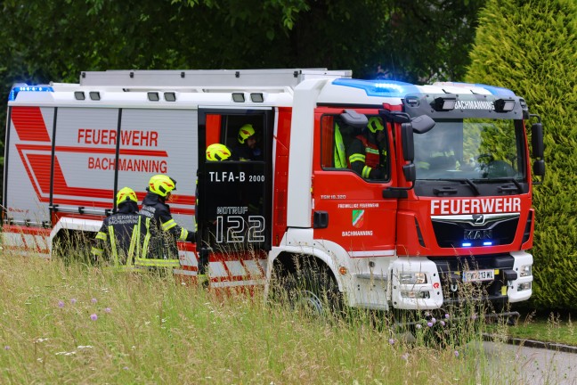 Personenrettung nach Arbeitsunfall beim Abladen von Strommasten in Aichkirchen