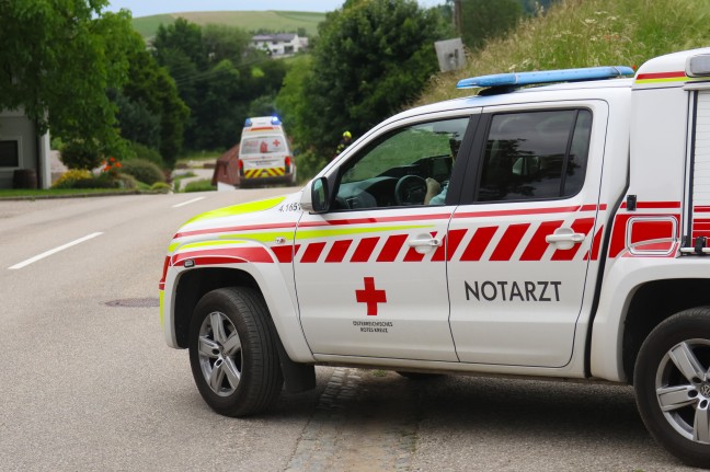 Personenrettung nach Arbeitsunfall beim Abladen von Strommasten in Aichkirchen